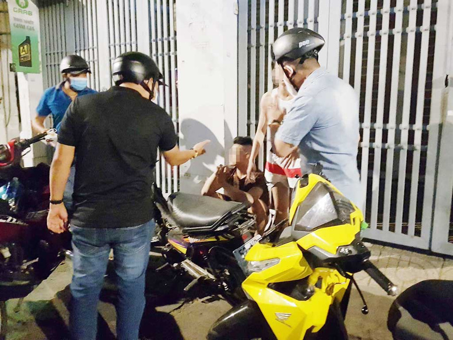 Tổ cảnh sát hình sự Công an Q.3 kiểm tra hành chính đối tượng nghi vấn trên đường Cách Mạng Tháng 8. Ảnh: Trác Rin