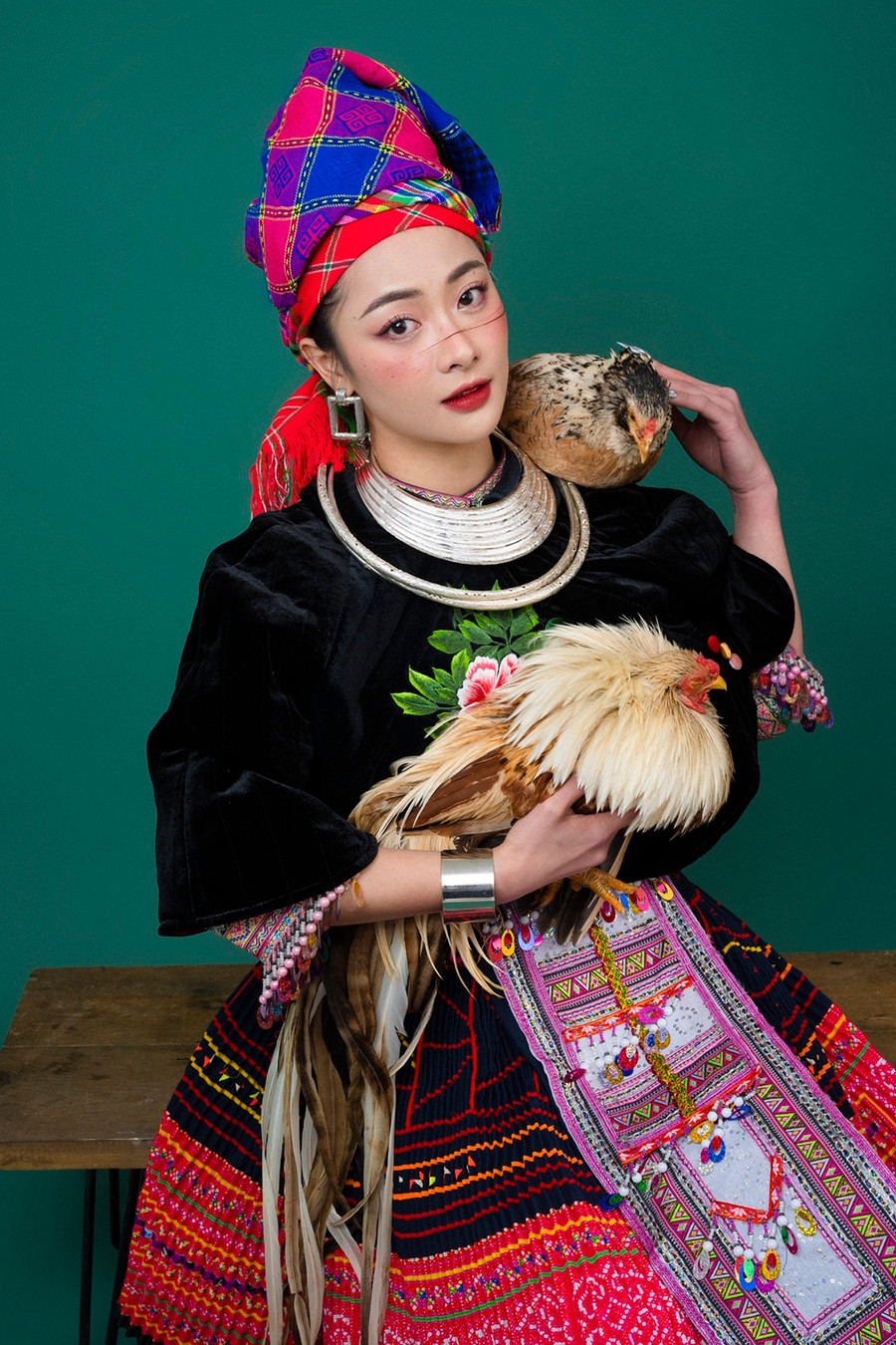 Hình ảnh đôi gà được đưa vào giúp khung hình trở nên gần gũi, thân quen hơn.