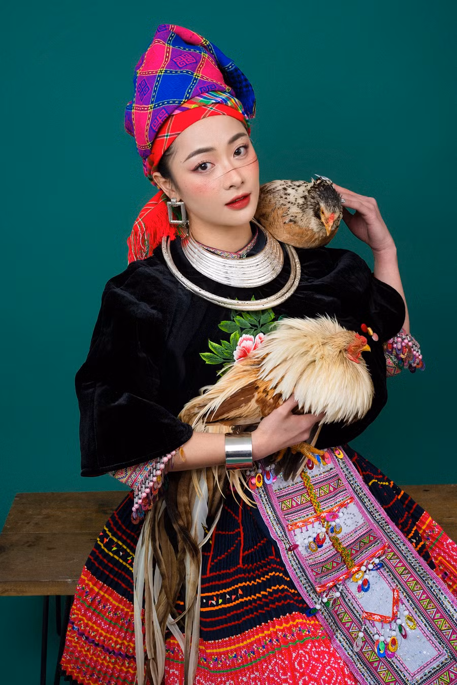 Hình ảnh đôi gà được đưa vào giúp khung hình trở nên gần gũi, thân quen hơn.