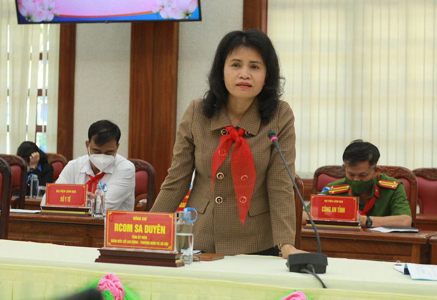 Bà Rcom Sa Duyên-Giám đốc Sở Lao động-Thương binh và Xã hội tỉnh trả lời câu hỏi của các thiếu nhi. Ảnh: Phan Lài Bà Rcom Sa Duyên-Giám đốc Sở Lao động-Thương binh và Xã hội tỉnh trả lời câu hỏi của các thiếu nhi. Ảnh: Phan Lài