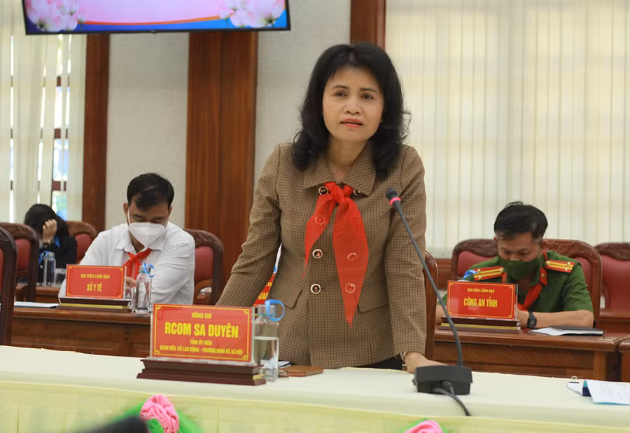 Bà Rcom Sa Duyên-Giám đốc Sở Lao động-Thương binh và Xã hội tỉnh trả lời câu hỏi của các thiếu nhi. Ảnh: Phan Lài