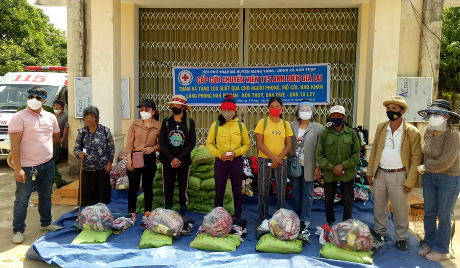  Tặng quà cho các hộ có bệnh nhân phong tại làng phong Đak Pơ Nan (xã Kon Thụp, huyện Mang Yang). Ảnh: Hồng Ngọc
