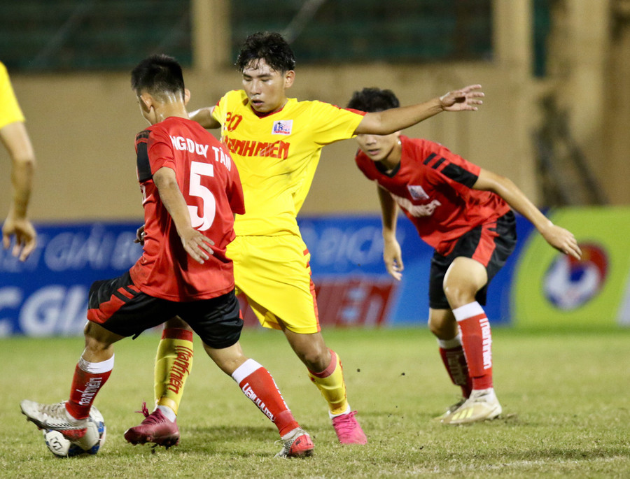 Đinh Xuân Tiến đột phá giữa vòng vây các hậu vệ. Ảnh: Khả Hòa