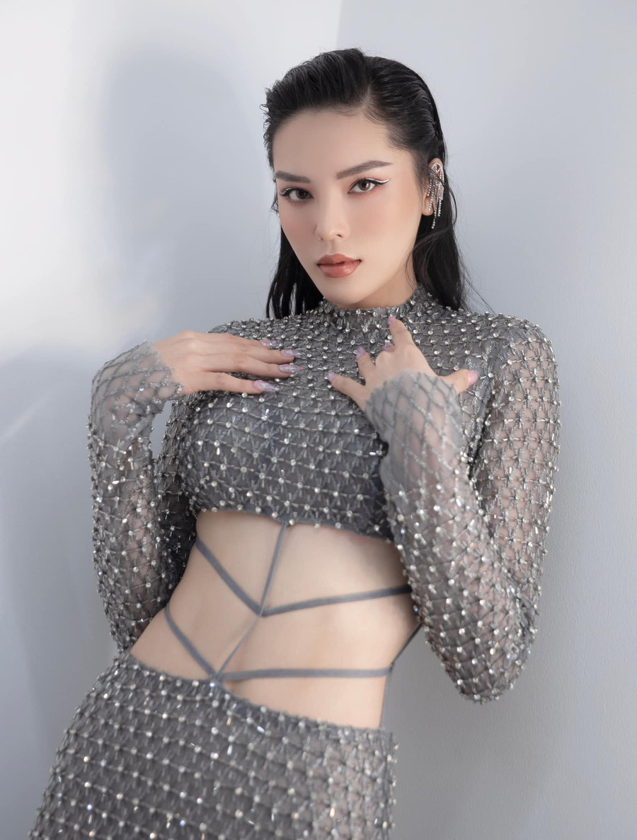 Body thon gọn cũng được người đẹp khai thác triệt để trong loạt trang phục dự sự kiện. Cô ưu tiên chọn những thiết kế bó sát hoặc cắt xẻ táo bạo để tôn dáng. Kỳ Duyên cũng là Hoa hậu Việt Nam hiếm hoi theo đuổi phong cách gợi cảm sau khi đăng quang. Ảnh: FBNV