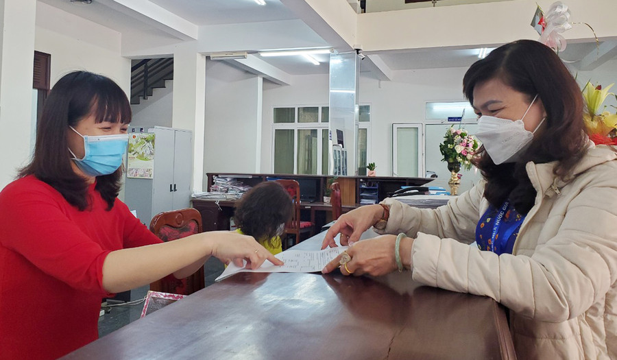 Đội ngũ cán bộ, công chức KBNN không ngừng nâng cao trình độ chuyên môn nghiệp vụ, đảm bảo xử lý kịp thời các giao dịch qua dịch vụ công trực tuyến. Ảnh: Sơn Ca  Đội ngũ cán bộ, công chức KBNN không ngừng nâng cao trình độ chuyên môn nghiệp vụ, đảm bảo xử lý kịp thời các giao dịch qua dịch vụ công trực tuyến. Ảnh: Sơn Ca