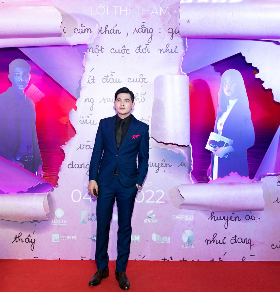 Nam diễn viên Quang Sự đóng chính cùng Oanh Kiều. Anh vào vai bác sĩ tâm lý trị liệu. Đến với buổi ra mắt, Quang Sự lịch lãm với vest xanh cùng thần thái chuẩn 