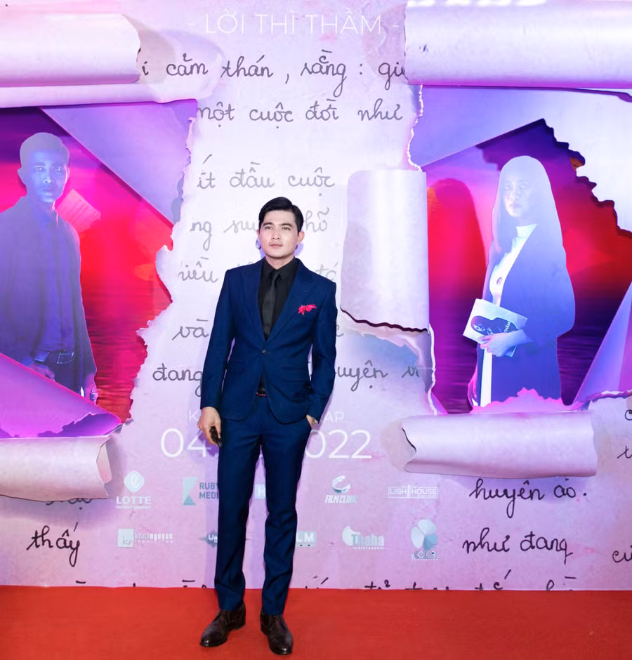 Nam diễn viên Quang Sự đóng chính cùng Oanh Kiều. Anh vào vai bác sĩ tâm lý trị liệu. Đến với buổi ra mắt, Quang Sự lịch lãm với vest xanh cùng thần thái chuẩn 