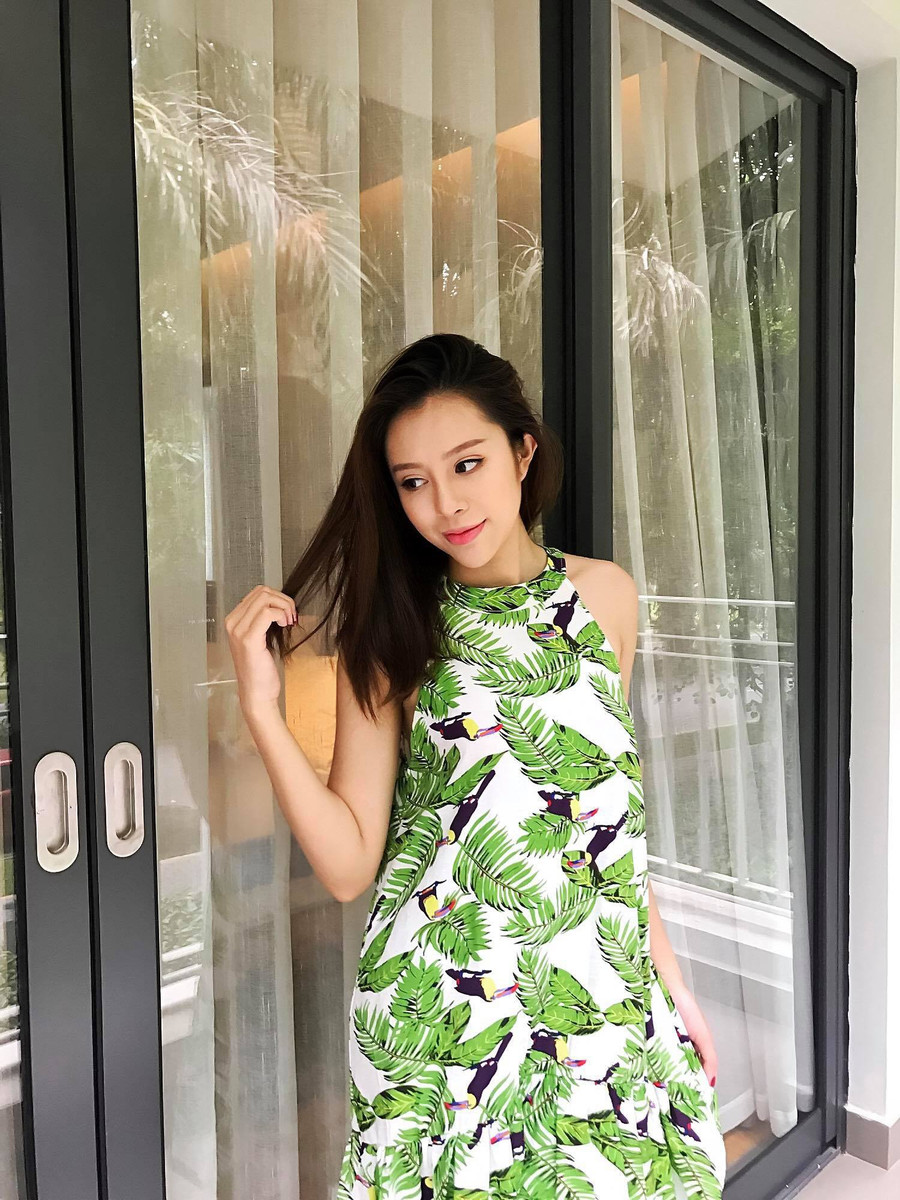 Chiếc đầm xanh mang cả mùa hè tới.