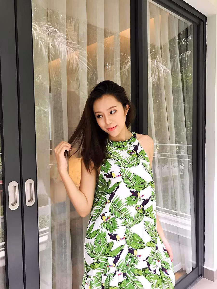 Chiếc đầm xanh mang cả mùa hè tới.