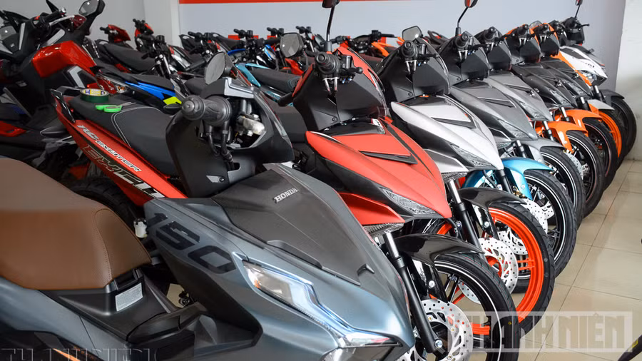 Người mua xe máy mới nộp lệ phí trước bạ từ 2%. Ảnh: Bá Hùng