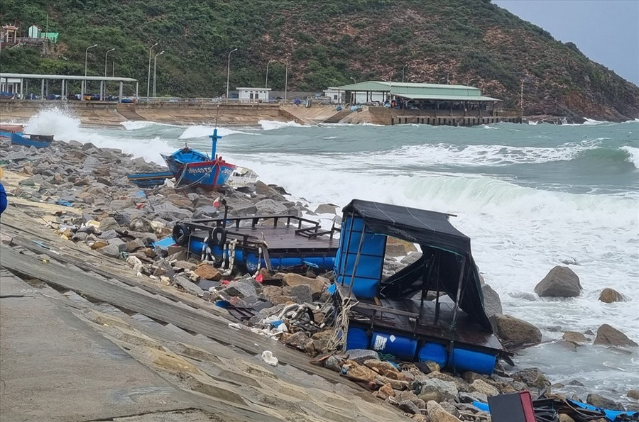 Chính quyền xã Nhơn Lý đã vận động ngư dân đưa các ghe, thuyền đánh cá đi trú ẩn ở những nơi an toàn. Chính quyền xã Nhơn Lý đã vận động ngư dân đưa các ghe, thuyền đánh cá đi trú ẩn ở những nơi an toàn.