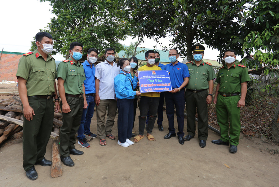 Các đơn vị đã tặng mô hình phát triển kinh tế cho hộ gia đình thanh niên yếu thế tại làng Kret Krot. Ảnh: Văn Ngọc Các đơn vị đã tặng mô hình phát triển kinh tế cho hộ gia đình thanh niên yếu thế tại làng Kret Krot. Ảnh: Văn Ngọc