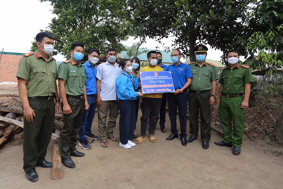 Các đơn vị đã tặng mô hình phát triển kinh tế cho hộ gia đình thanh niên yếu thế tại làng Kret Krot. Ảnh: Văn Ngọc Các đơn vị đã tặng mô hình phát triển kinh tế cho hộ gia đình thanh niên yếu thế tại làng Kret Krot. Ảnh: Văn Ngọc