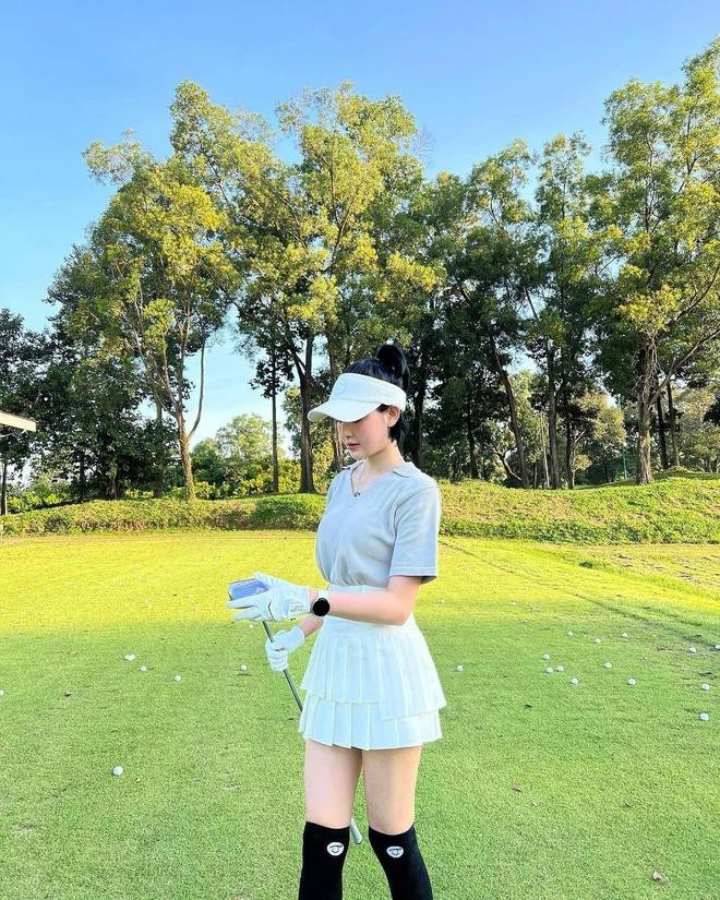 Mỹ nhân 25 tuổi đầu tư rất nhiều cho thời trang chơi golf, tất cả đều đến từ các thương hiệu danh tiếng. Mỹ nhân 25 tuổi đầu tư rất nhiều cho thời trang chơi golf, tất cả đều đến từ các thương hiệu danh tiếng.