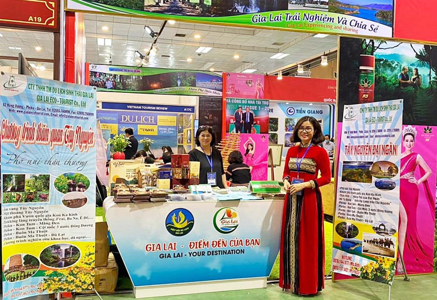 Gia Lai-điểm đến của bạn_ là chủ đề của gian hàng tham gia hội chợ. Ảnh: Bùi Hương Thảo