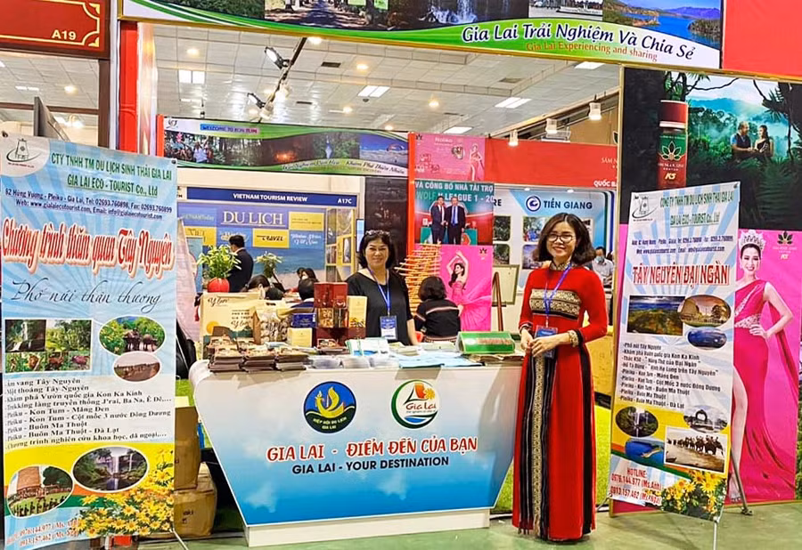 Gia Lai-điểm đến của bạn_ là chủ đề của gian hàng tham gia hội chợ. Ảnh: Bùi Hương Thảo