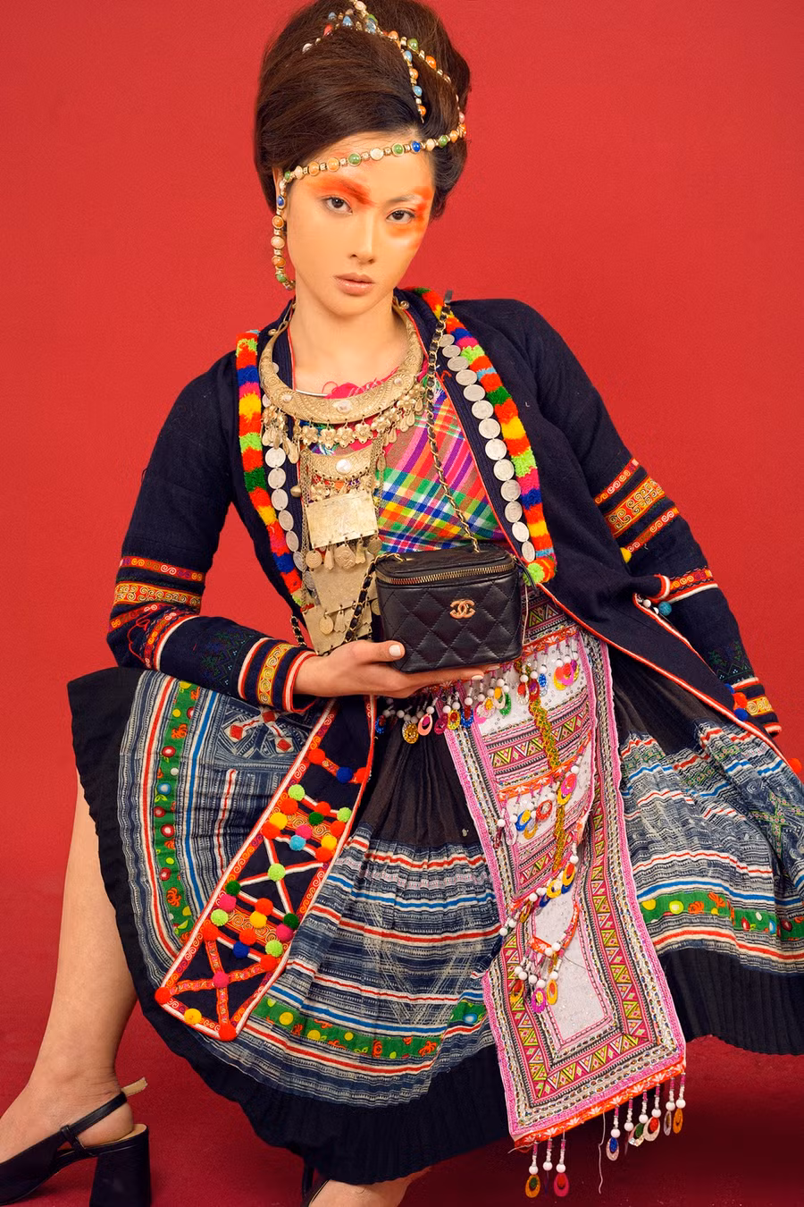  Ma mị và đầy táo bạo, cô và ê kíp cũng đã mạnh dạn lựa chọn đôi sling black gót vuông cùng túi chanel trong bộ trang phục mang đậm nét truyền thống của người Dao.
