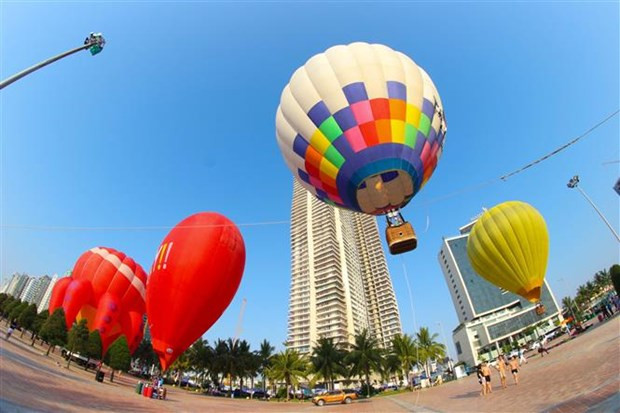 Trình diễn bay khinh khí cầu bên bờ biển Đà Nẵng. Ảnh: Trần Lê Lâm/TTXVN