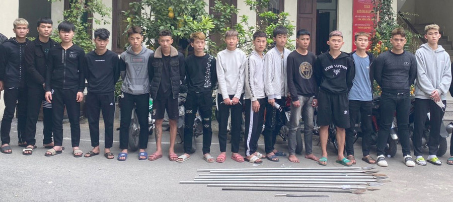 Do mâu thuẫn trên mạng xã hội, những thanh niên này đã hẹn nhau ở khu vực QL3 (H.Đông Anh, Hà Nội) để giải quyết mâu thuẫn ngày 14.3 - ẢNH CÔNG AN CUNG CẤP Do mâu thuẫn trên mạng xã hội, những thanh niên này đã hẹn nhau ở khu vực QL3 (H.Đông Anh, Hà Nội) để giải quyết mâu thuẫn ngày 14.3 - ẢNH CÔNG AN CUNG CẤP