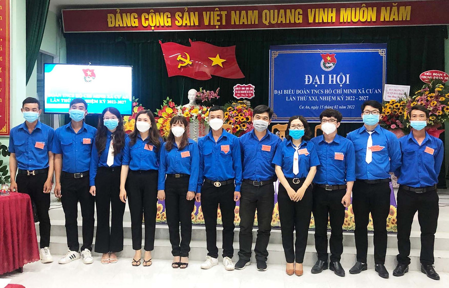 Ảnh 3: Ban Chấp hành Đoàn xã Cư An (huyện Đak Pơ) khóa XXI ra mắt nhận nhiệm vụ. 