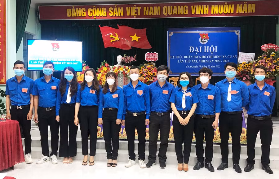 Ảnh 3: Ban Chấp hành Đoàn xã Cư An (huyện Đak Pơ) khóa XXI ra mắt nhận nhiệm vụ. 