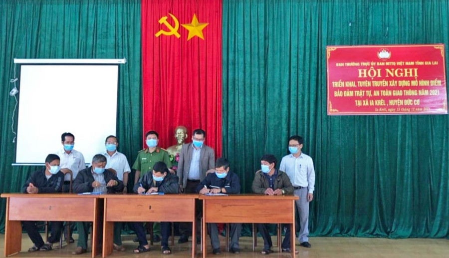 Quang cảnh ký kết bản đăng ký khu dân cư bảo đảm trật tự an toàn giao thông. Ảnh: Ngọc Anh