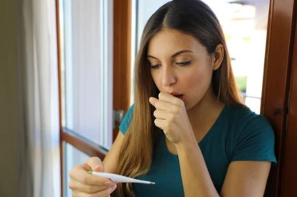 Nhưng nếu cơn đau họng của bạn theo các triệu chứng khác, thì có thể đã đến lúc bạn nên gọi điện cho bác sĩ. Ảnh: Shutterstock