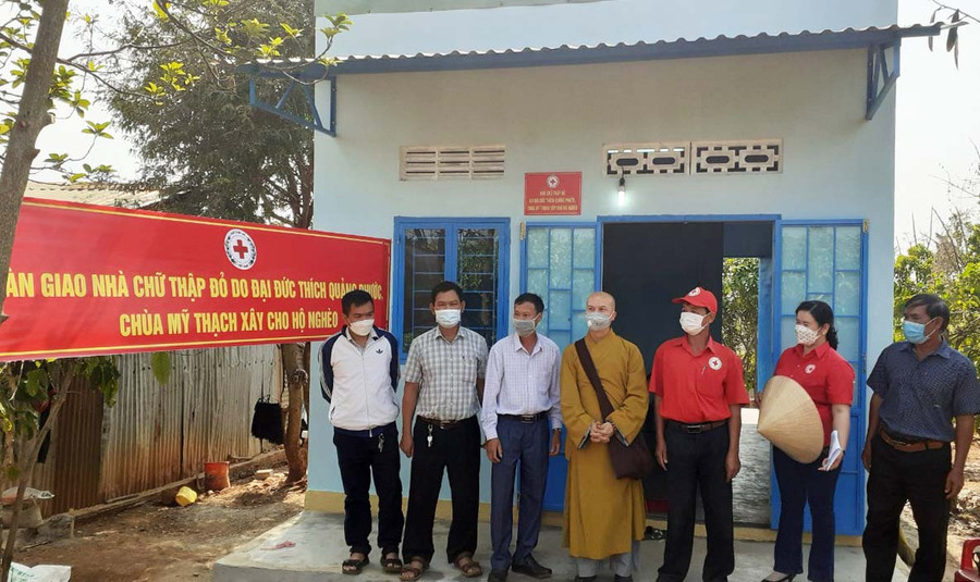 Bàn giao nhà cho gia đình ông Rơ Mah Tôn, làng Kê, thị trấn Chư Sê, huyện Chư Sê. Ảnh: Hồng Ngọc