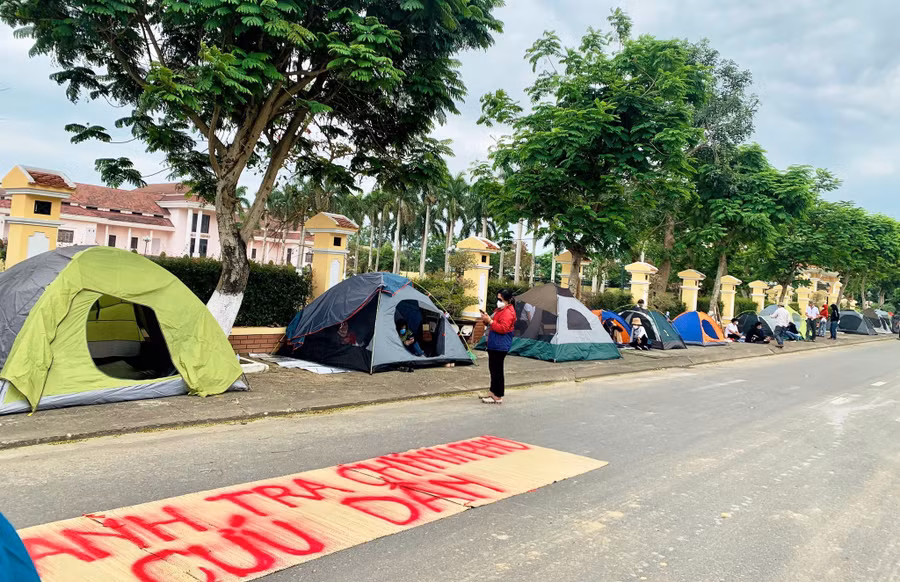 Người dân dựng lều bạt trước Trung tâm hành chính TX.Điện Bàn để kêu cứu. Ảnh: Mạnh Cường