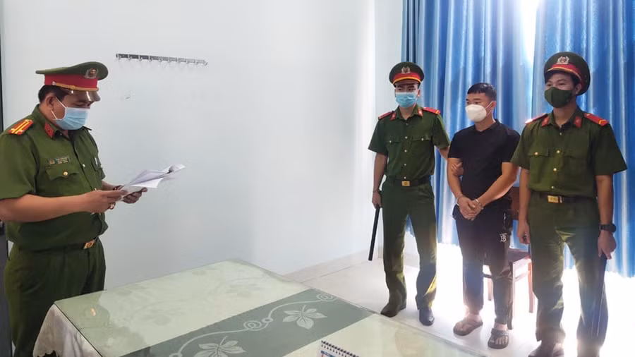 Công an TX.An Nhơn thực hiện lệnh bắt tạm giam đối với bị can Lê Văn Chức. Ảnh: Công an Thị xã An Nhơn