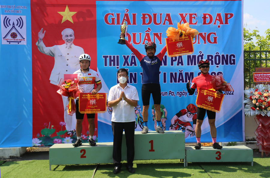 Ban tổ chức trao giải cho các câu lạc bộ có thành tích tốt nhất. Ảnh: Văn Ngọc Ban tổ chức trao giải cho các câu lạc bộ có thành tích tốt nhất. Ảnh: Văn Ngọc