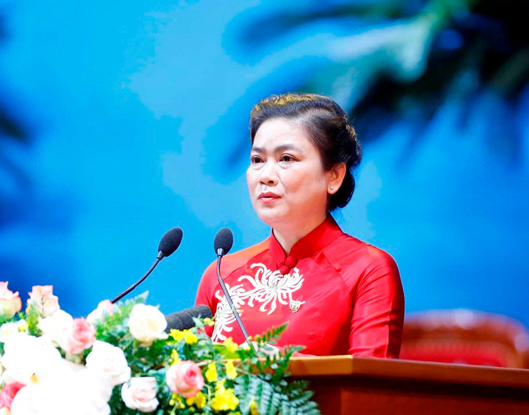  Phó Chủ tịch Thường trực Hội Liên hiệp Phụ nữ Việt Nam Đỗ Thị Thu Thảo khóa XII trình bày Báo cáo tóm tắt của Ban Chấp hành Trung ương Hội Liên hiệp Phụ nữ Việt Nam khóa XII. Ảnh: TTXVN