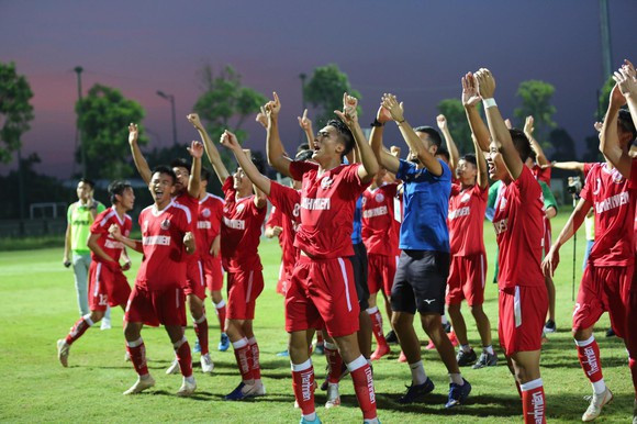 Có khán giả các cầu thủ trẻ sẽ thi đấu với động lực hăng hái hơn. Ảnh: PVF