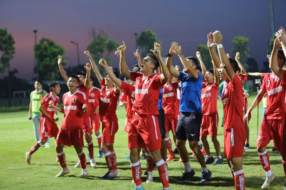 Có khán giả các cầu thủ trẻ sẽ thi đấu với động lực hăng hái hơn. Ảnh: PVF