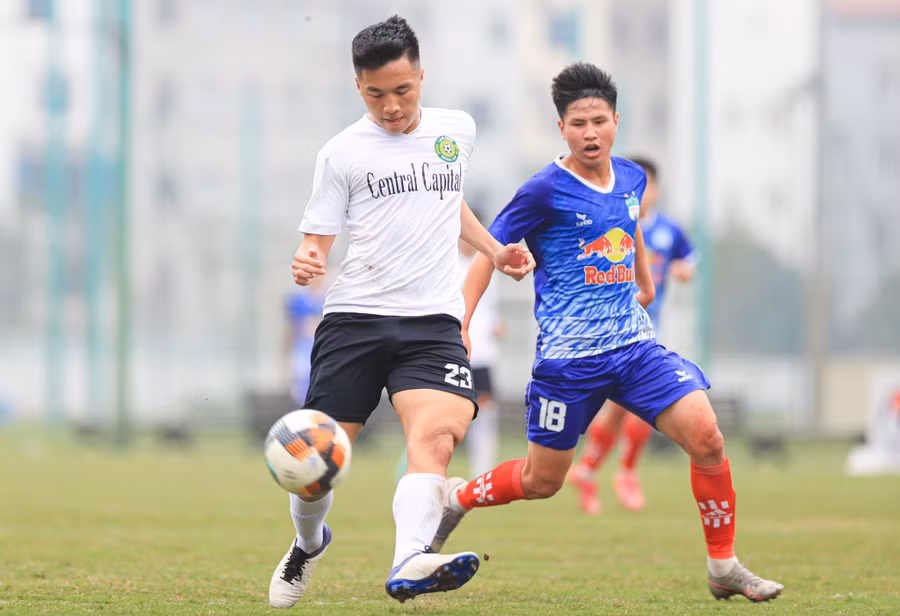 Phạm Quang Hưng (23, Lâm Đồng) tranh bóng cùng Nguyễn Văn Sơn La (18, HAGL) ở trận lượt đi. Ảnh: Minh Dân