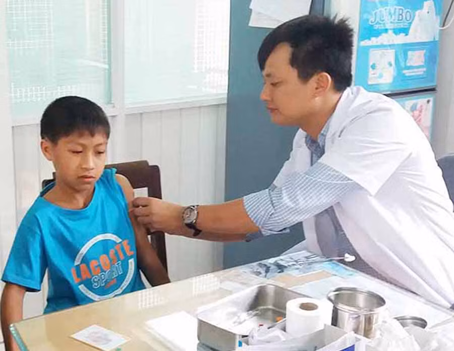 Khi bị chó, mèo cào, cắn cần đến cơ sở y tế để được tư vấn và tiêm phòng vắc xin dại. Ảnh: N.N