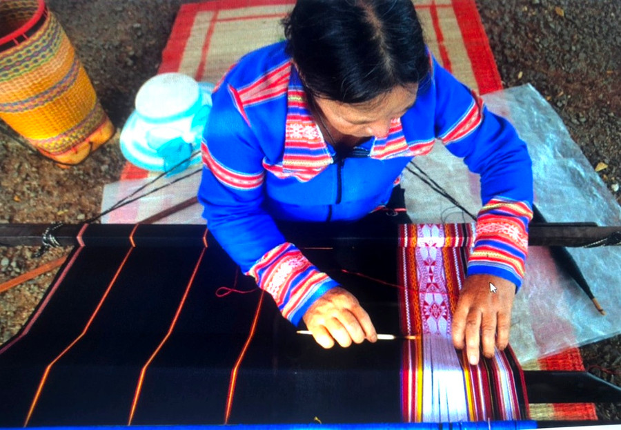 Bà Rơ Châm Wo, làng Mrông Yố, xã Ia Ka tỉ mẩn dệt ra những tấm thể cẩm có hoa văn rất đẹp. Ảnh: Đinh Yến