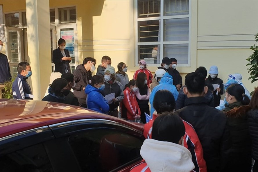 F0 vẫn phải rồng rắn xếp hàng để xét nghiệm lại dù đã tự test dương tính ở nhà trong cái mà chúng ta gọi là thủ tục. Ảnh: Nguyễn Hùng