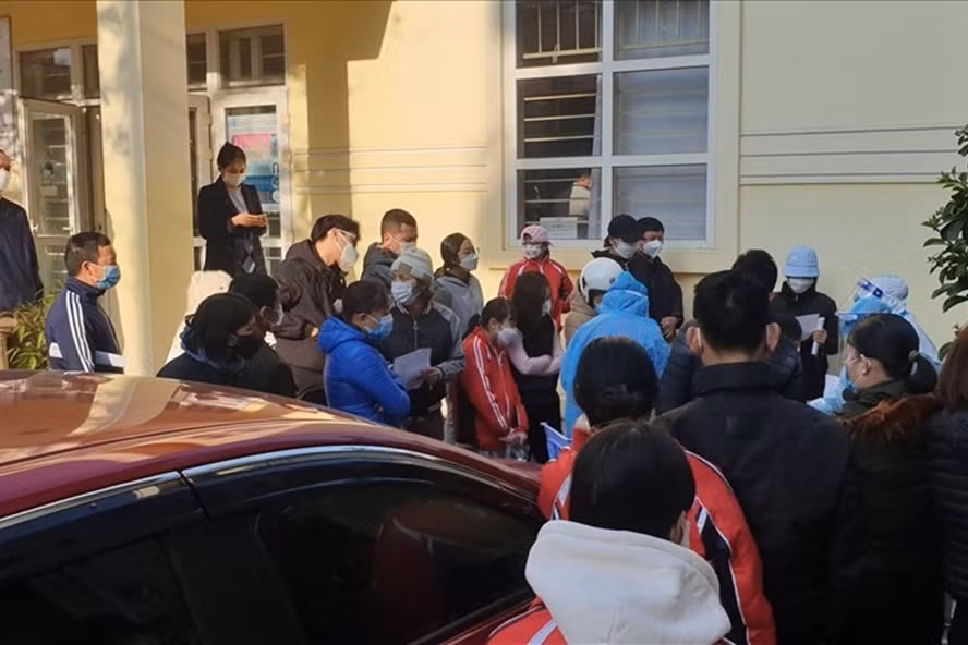 F0 vẫn phải rồng rắn xếp hàng để xét nghiệm lại dù đã tự test dương tính ở nhà trong cái mà chúng ta gọi là thủ tục. Ảnh: Nguyễn Hùng