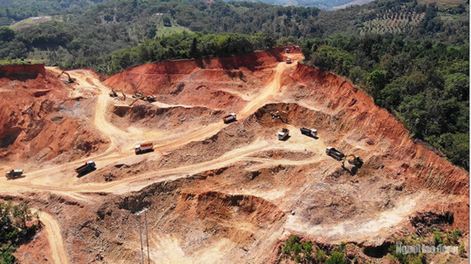 Để phục vụ Dự án Khu du lịch tâm linh Đại Tùng Lâm Hoa Sen đã cho xe múc, san ủi biến dạng quả đồi cạnh Quốc lộ 20.