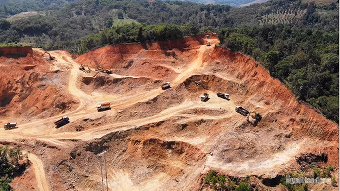 Để phục vụ Dự án Khu du lịch tâm linh Đại Tùng Lâm Hoa Sen đã cho xe múc, san ủi biến dạng quả đồi cạnh Quốc lộ 20.