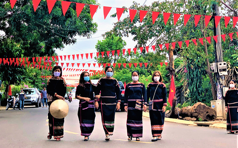 Ðồng bào Ê Ðê ở buôn Akô Dhông (phường Tân Lợi, thành phố Buôn Ma Thuột) tham gia phục vụ hoạt động du lịch. Ðồng bào Ê Ðê ở buôn Akô Dhông (phường Tân Lợi, thành phố Buôn Ma Thuột) tham gia phục vụ hoạt động du lịch.
