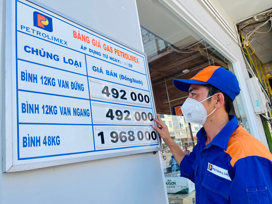 Bảng giá gas của Petrolimex được điều chỉnh tăng từ ngày 1-3. Ảnh: Vũ Thảo Bảng giá gas của Petrolimex được điều chỉnh tăng từ 1-3. Ảnh: Vũ Thảo