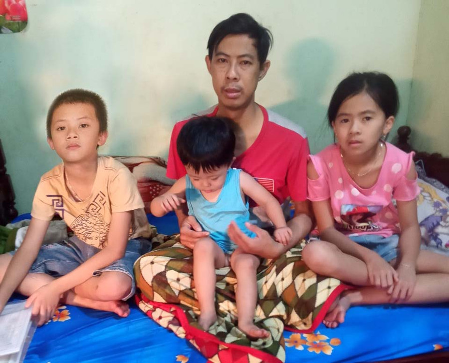 Anh Lý Thành Đạo cùng các con thơ. Ảnh: Tạ Ngọc Điệp