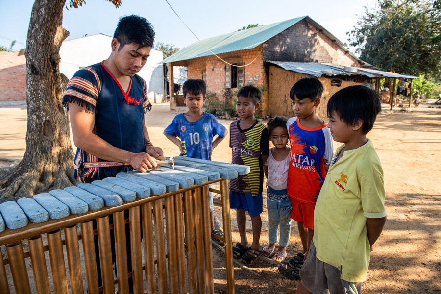 Đều đặn 3 buổi/tuần, trẻ em làng Plei Jơ Drợp lại tập trung ở nhà A Khis để học nhạc. Ảnh: ĐT Đều đặn 3 buổi/tuần, trẻ em làng Plei Jơ Drợp lại tập trung ở nhà A Khis để học nhạc. Ảnh: ĐT