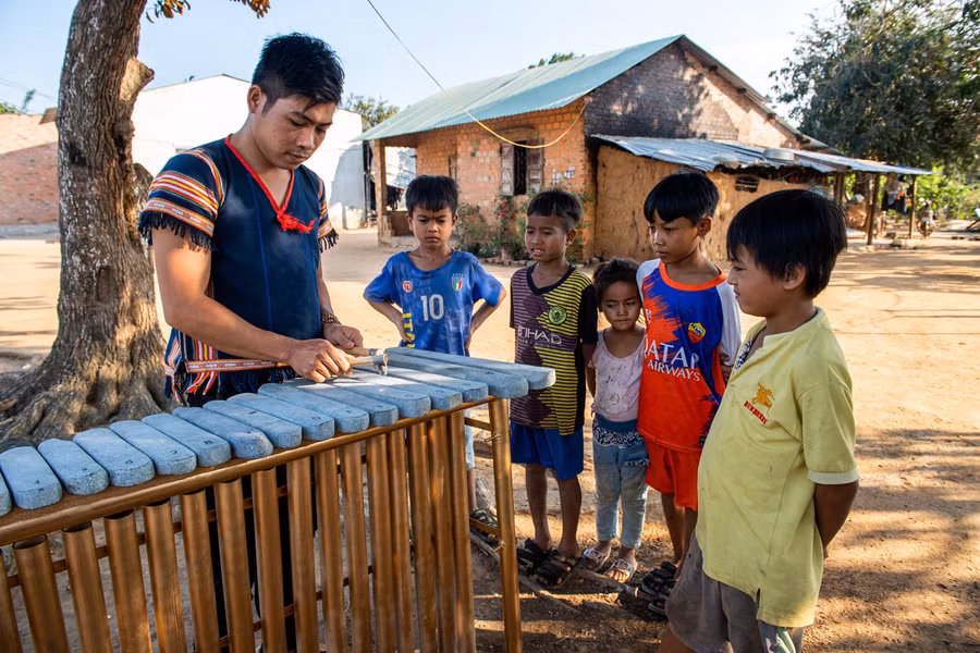 Đều đặn 3 buổi/tuần, trẻ em làng Plei Jơ Drợp lại tập trung ở nhà A Khis để học nhạc. Ảnh: ĐT