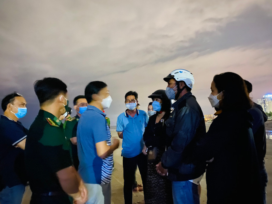 Ban quản lý bán đảo Sơn Trà và các bãi biển du lịch Đà Nẵng cùng Bộ đội Biên phòng làm việc với người thân nạn nhân. Ảnh: Huy Đạt