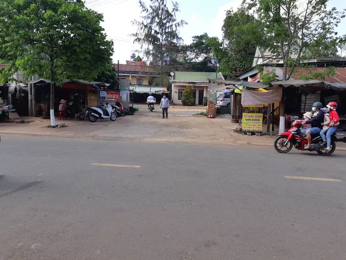 Khu đất của ông Hòa nằm ở khu chợ trung tâm huyện, đối diện Siêu thị Bách Hóa Xanh