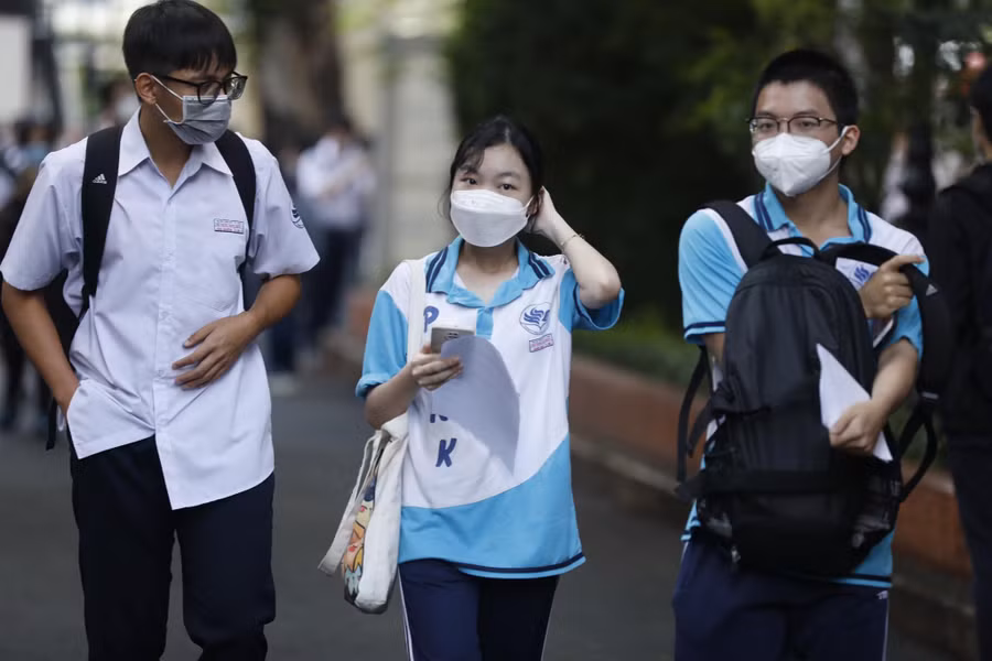 Dù sáng nay trời mưa nhưng nhiều thí sinh vẫn đến điểm thi sớm. (Ảnh: Ngọc Dương/TNO)