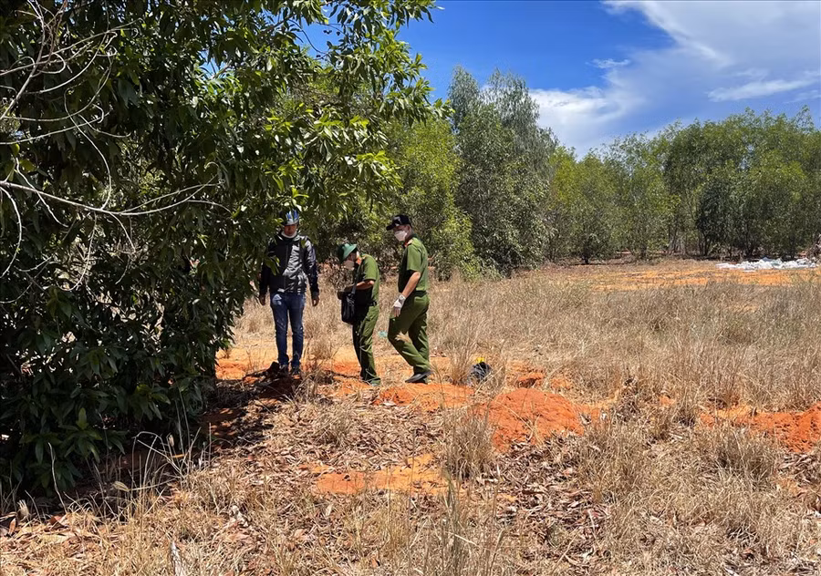 Công an khám nghiệm hiện trường. Ảnh: DT 